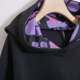 Kurz geschnittenes Kapuzenpullover mit Animal-Print