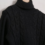 Geflochtener Pullover mit hohem Kragen