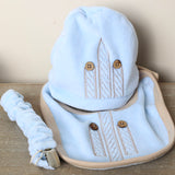 Set Cappellino+Bavetta+Portaciuccio "Isabel & Martinez"