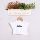 Kurzes T-Shirt mit Aufdruck 