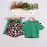 Animalier-Anzug mit Shorts 